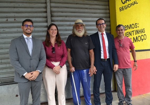 Juiz realiza audiência na rua e garante benefício a morador em Maceió