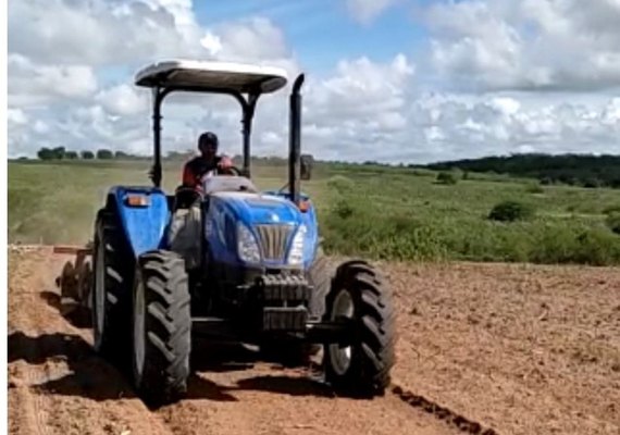 CPLA fornece maquinário para cooperados prepararem a terra para o plantio