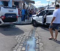 Mulher fica ferida após colisão entre dois carros no bairro Brasília em Arapiraca