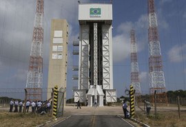 Foguete pega fogo após ter lançamento interrompido