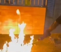 Torcedor queima TV após derrota do Brasil para a Noruega em Maceió
