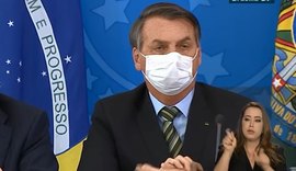 De mascara, Presidente anuncia que Ministro Bento Albuquerque testa positivo para coronavírus