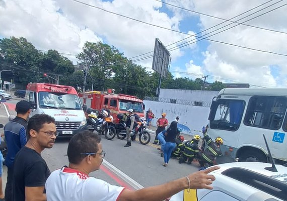 Mototaxista tem braço esmagado em grave acidente na Av. Durval de Góes, em Maceió; passageira também ficou ferida
