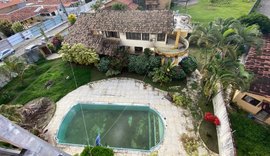 Denúncia: Piscina abandonada no bairro da Serraria é foco do Aedes aegypti