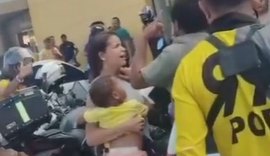 VÍDEO: Homem agride esposa e esfaqueia motociclista no pescoço em Maceió