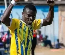 Atacante ganês Dominic Frimpong morre em ataque ao ônibus do clube