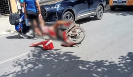 Condutor de cinquentinha fica ferido após bater em dois veículos em Arapiraca