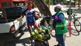 Educação ambiental orienta ambulantes e turistas na orla sobre prevenção contra o mosquito da dengue em Maceió