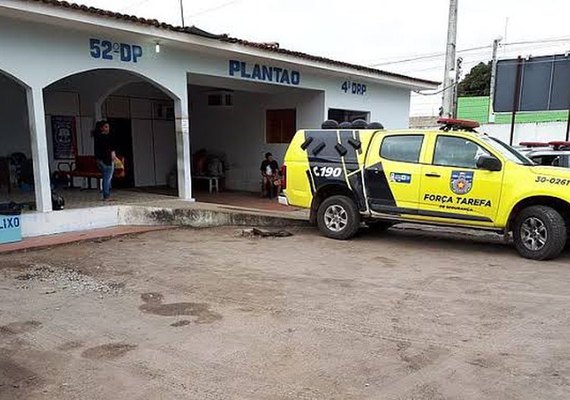 Homem é preso após ferir duas pessoas com faca de serra