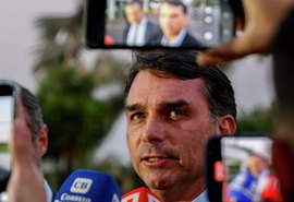 Milei deve ser convidado para discursar em convenção de Flávio Bolsonaro