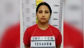 Diarista compara facadas em casal a matar galinha durante reconstituição