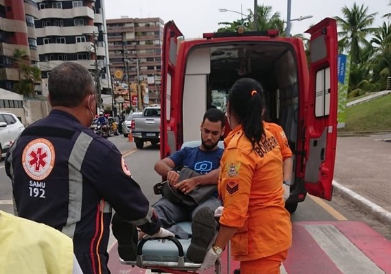 Motociclista é socorrido após acidente na Pajuçara