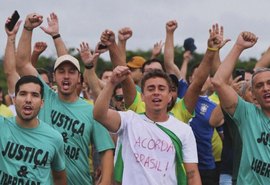 Nikolas Ferreira conclui caminhada de 240 km até Brasília em ato por Bolsonaro