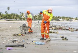 Prefeitura já recolheu mais de 3.400 toneladas de lixo nas praias de Maceió