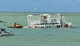Ondas e ventos fortes podem ser a causa de afundamento de catamarã