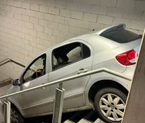 Cruzeirense erra saída e carro fica preso em escada no Mineirão