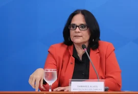“Nós vamos ficar muito tempo no poder”, diz Damares a religiosos