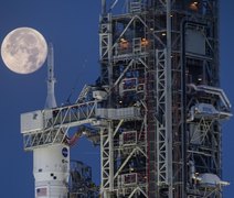Artemis II: foguete da NASA é levado à plataforma para missão espacial