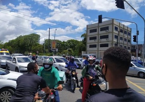 Vitimas de golpe da casa própria protestam ao lado da Caixa Econômica