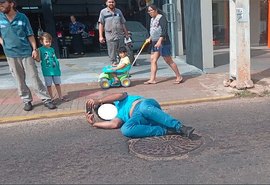 Motociclista é derrubado por carro e mesmo estirado tira selfie