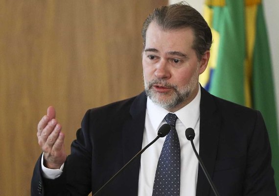 Presidente do STF derruba decisão que poderia soltar Lula