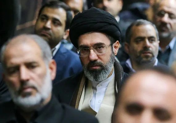 Mojtaba Khamenei promete vingança após funeral de seu pai no Irã
