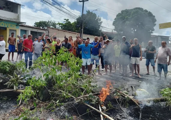 Moradores protestam contra falta de água na Ladeira do Calmon