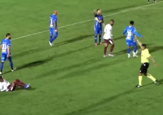 Árbitro aplica dois cartões amarelos e não expulsa jogador em partida da Série D