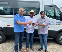 Gaspar entrega emendas de R$ 557 mil na forma de duas vans para duas cidades de AL