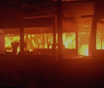 Incêndio atinge barracas do Mercado da Produção, em Maceió