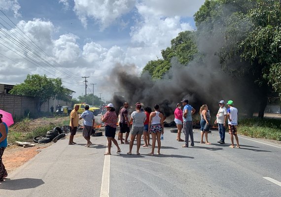 Manifestantes bloqueiam BR-104 impedindo passagem de veículos