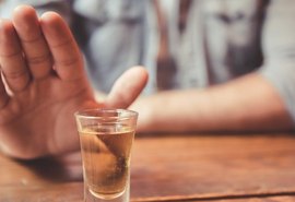 Sintomas de intoxicação por metanol se confundem com embriaguez comum; entenda