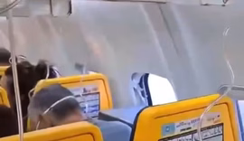 Passageiro é sugado parcialmente por janela de avião em voo da Ryanair