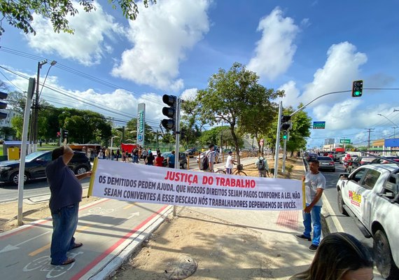 Ex-funcionários do Hospital Veredas fazem novo protesto na Avenida Fernandes Lima em Maceió