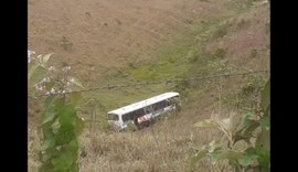 Ônibus da Veleiro sai da pista e cai em ribanceira em Rio Largo