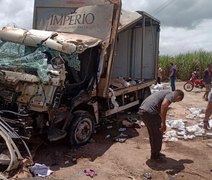 VÍDEO: Caminhão carregado de cerveja capota em São Miguel dos Campos