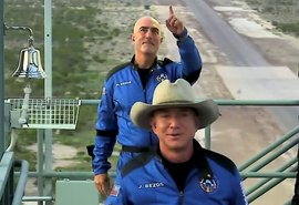 Jeff Bezos, homem mais rico do mundo, decola em viagem espacial