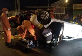 Colisão seguida de capotamento deixa homem de 27 anos preso às ferragens