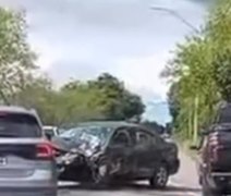 Colisão frontal entre carros deixa três pessoas feridas na BR-316