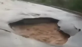 Forte chuva abre cratera e interdita rua no interior de AL