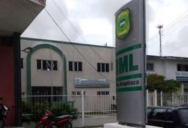 Homem morre após receber descarga elétrica enquanto tentava trocar lâmpada de poste