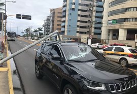 Poste cai em carro parado na Orla de Maceió