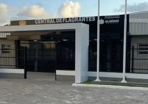 Mulher é presa após ameaçar filha de 13 anos com faca em Maceió