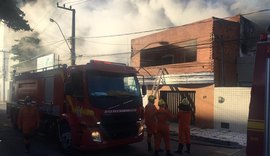 Depósito de hotel é atingido por incêndio no bairro de Cruz das Almas