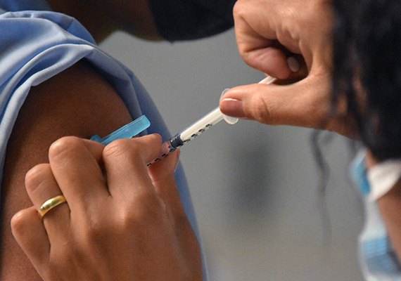 Primeiro lote de vacinas bivalentes contra covid-19 chega ao Brasil