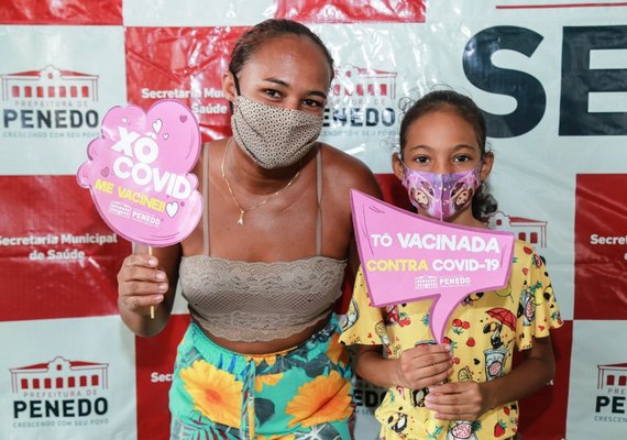 Pais conscientes levam filhos para tomar vacina contra Covid em Penedo