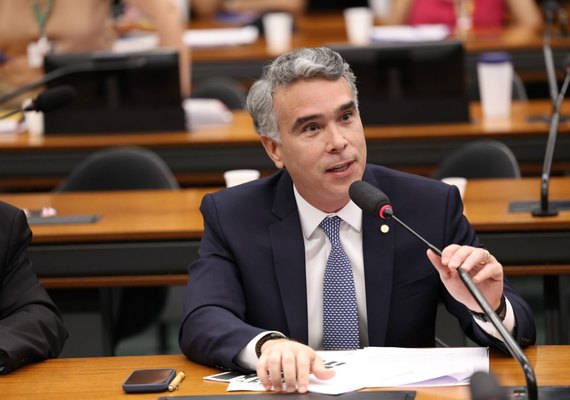 Rafael Brito aprova projeto que beneficia pessoas em tratamento do câncer