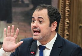 Glauber Braga é retirado à força após ocupar cadeira da presidência da Câmara