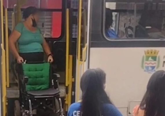 Cadeirante se levanta e empurra cadeira ao subir em ônibus de Maceió