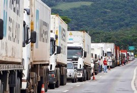 Caminhoneiros que transportam combustível paralisam atividades em seis estados